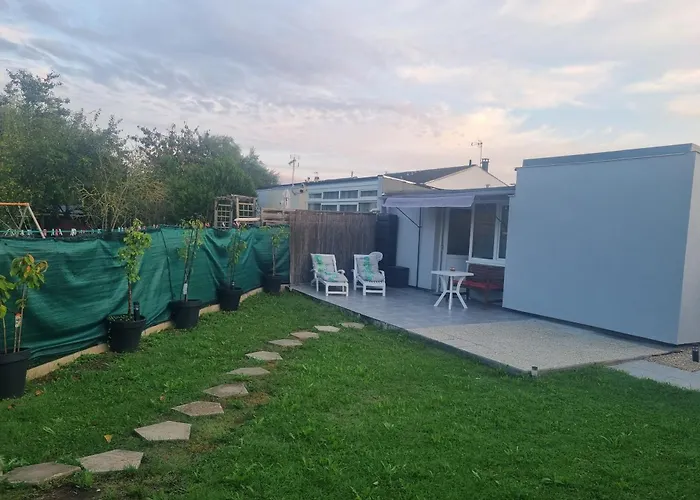 Jolie Maisonnette Avec Terrasse Et Jardin