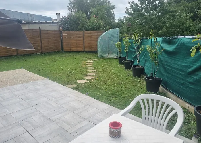 Jolie Maisonnette Avec Terrasse Et Jardin
