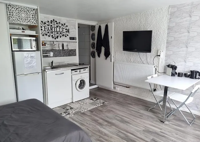 Jolie Maisonnette Avec Terrasse Et Jardin